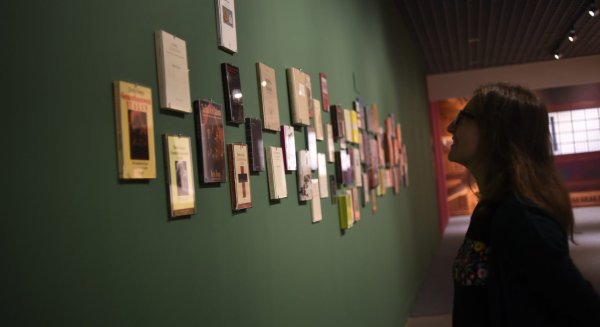 Boris Groys explora los rituales ambiguos de la palabra y la imagen en movimiento en la colección del Museo Ruso