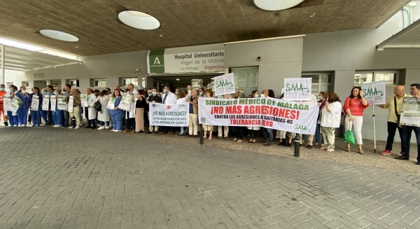 Concentración de médicos en el Hospital Clínico para denunciar la agresión a dos facultativos
