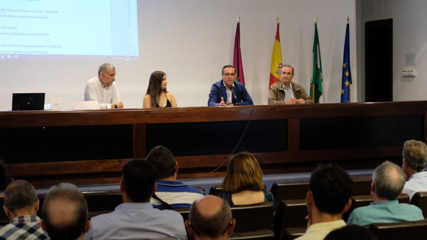 El delegado de Desarrollo Educativo se reúne con centros educativos que cuentan con nuevas autorizaciones de FP y empresas colaboradoras