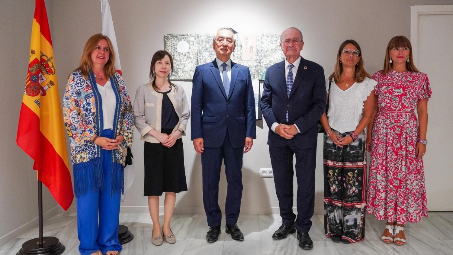 El embajador de Japón, Kenji Hiramatsu, visita la exposición 'Tesoros sobre seda. Ensoñaciones orientales'
