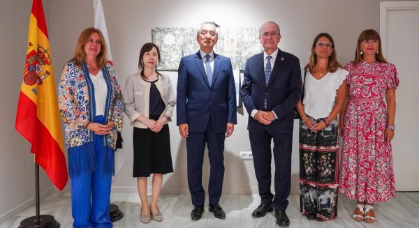 El embajador de Japón, Kenji Hiramatsu, visita la exposición 'Tesoros sobre seda. Ensoñaciones orientales'