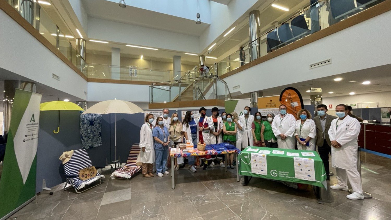 Profesionales, pacientes y asociaciones se suman en el  Hospital Clínico a la campaña de prevención del cáncer de piel 