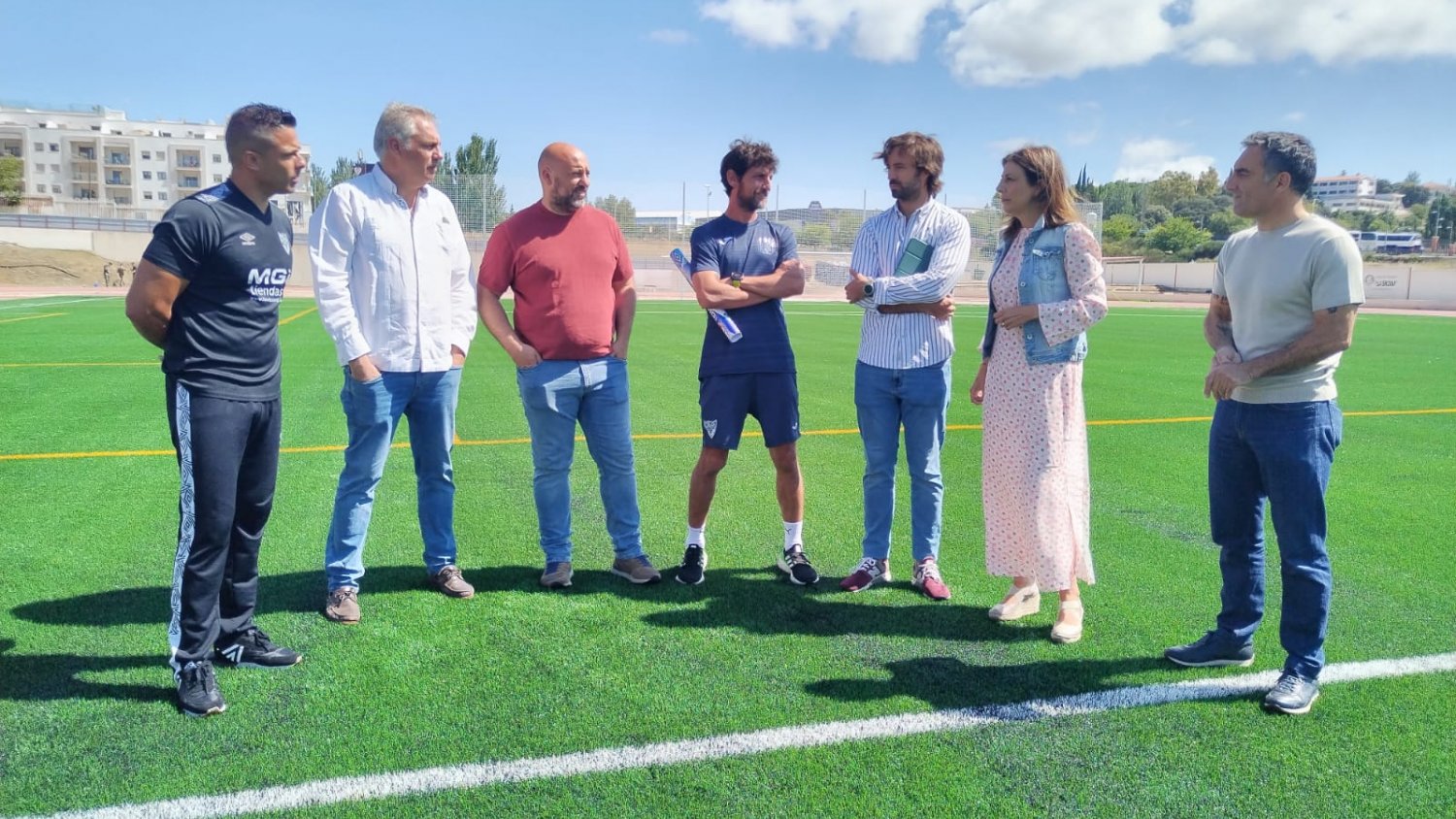 El campo de fútbol de la Ciudad Deportiva de Ronda vuelve a estar operativo tras el cambio de césped  