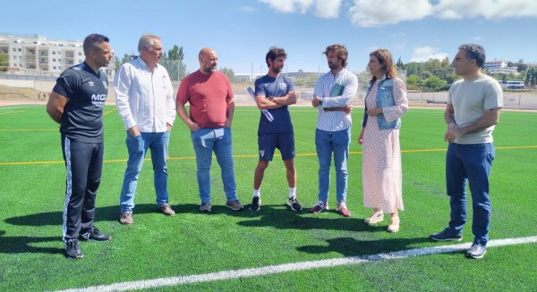 El campo de fútbol de la Ciudad Deportiva de Ronda vuelve a estar operativo tras el cambio de césped  