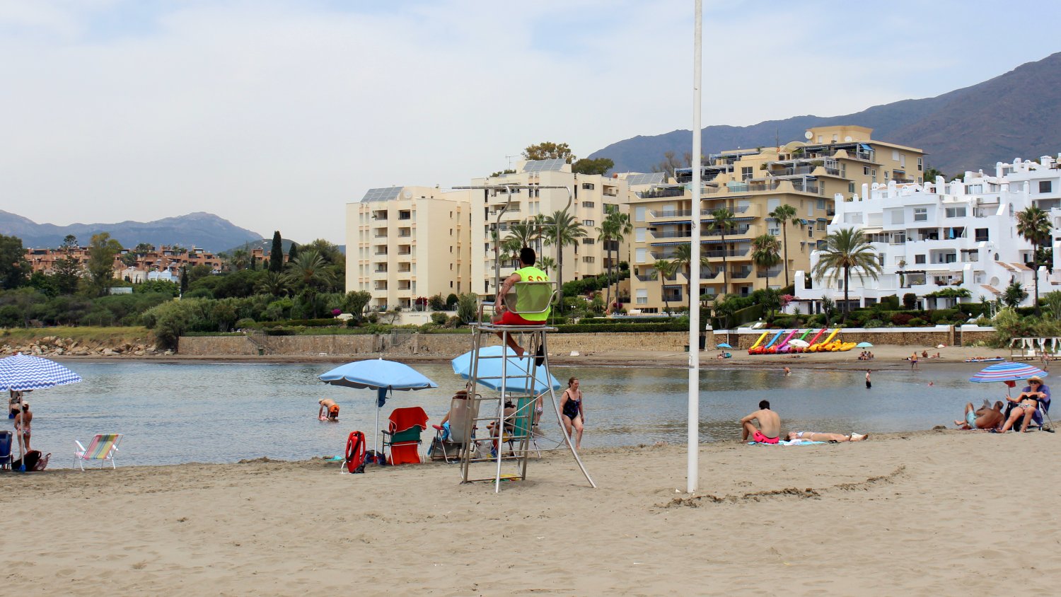 El Ayuntamiento pondrá en marcha mañana el servicio de salvamento y de baños asistidos en las playas de Estepona