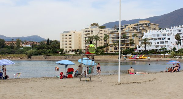 El Ayuntamiento pondrá en marcha mañana el servicio de salvamento y de baños asistidos en las playas de Estepona