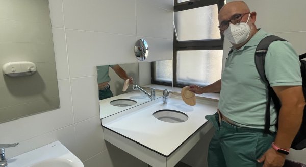 El Hospital Regional de Málaga incorpora un aseo para personas ostomizadas