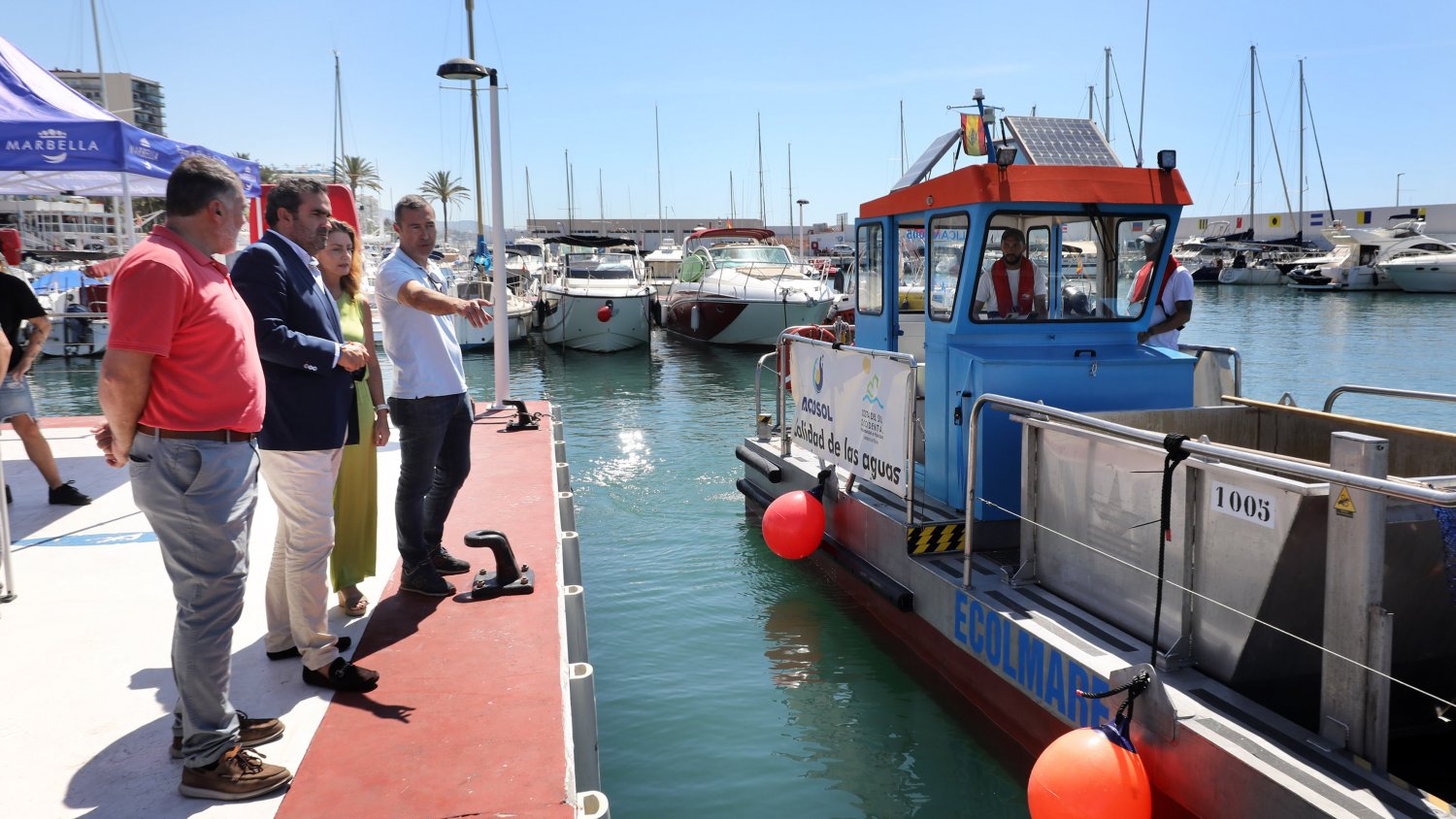 Marbella dispone este verano de tres embarcaciones para garantizar la limpieza del litoral