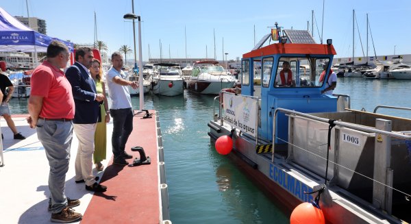 Marbella dispone este verano de tres embarcaciones para garantizar la limpieza del litoral