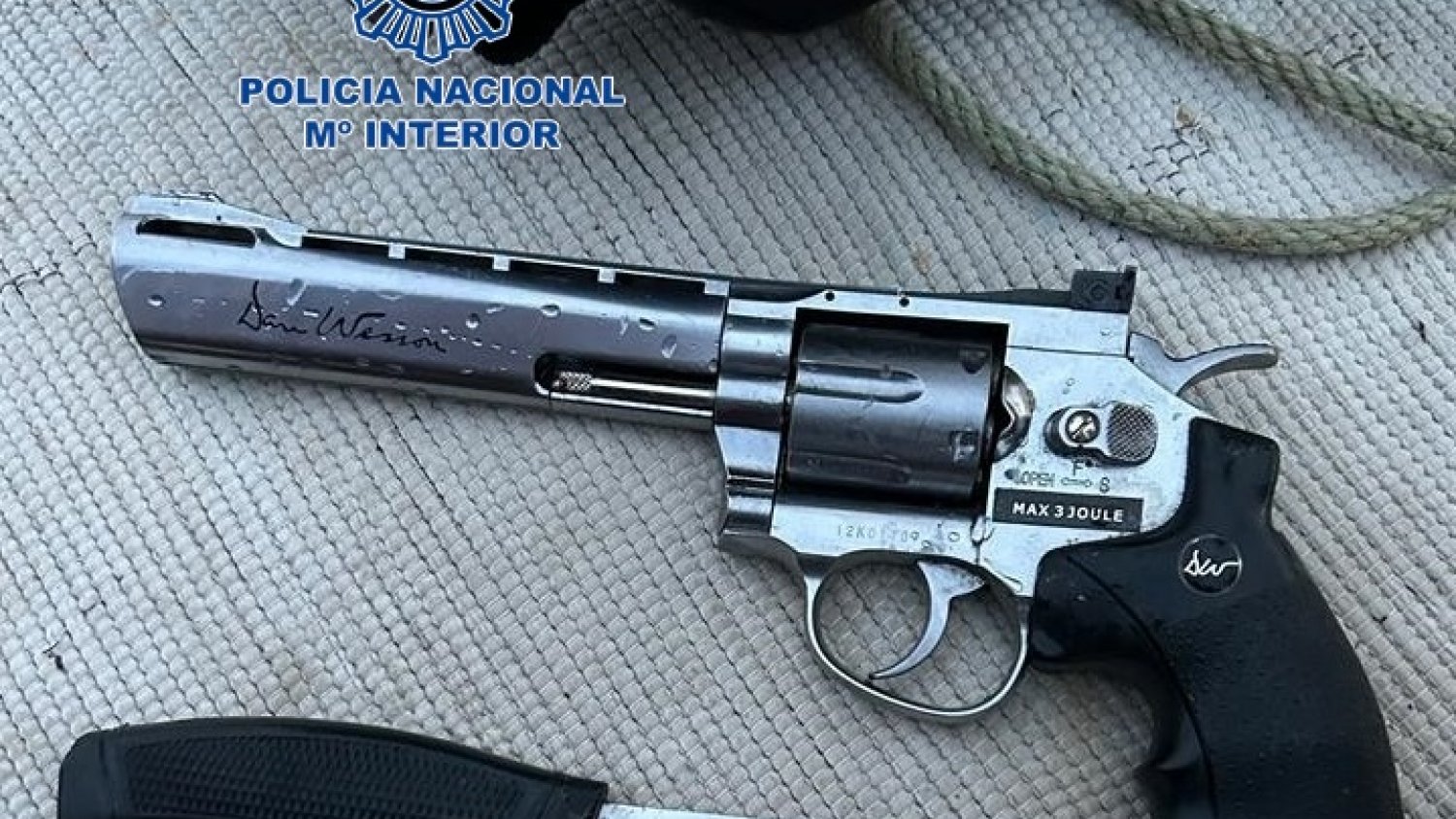 Detenidos dos hombres por asestar una puñalada a otro y huir a nado en el Puerto de Marbella