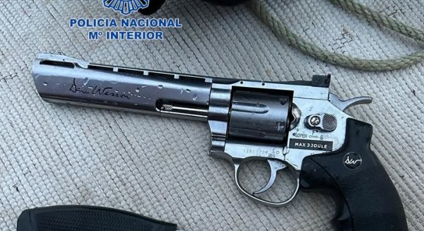 Detenidos dos hombres por asestar una puñalada a otro y huir a nado en el Puerto de Marbella