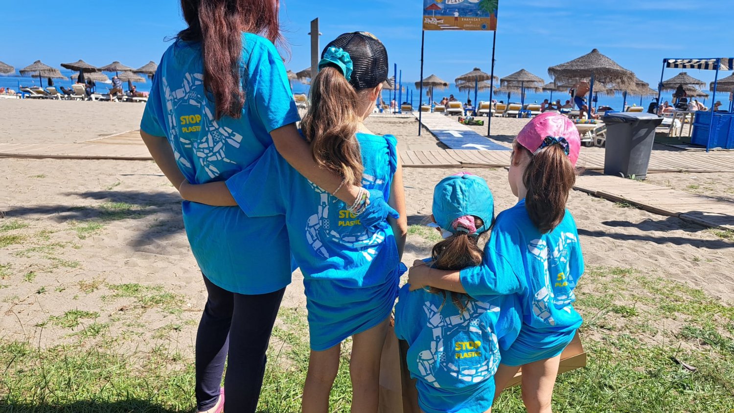 Sea Life Benalmádena realiza una limpieza de playas para pedir una mayor concienciación del mundo marino