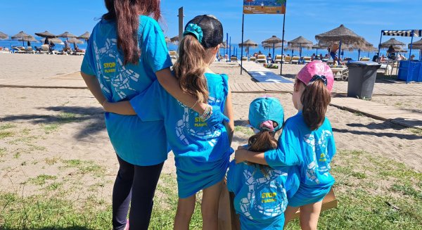 Sea Life Benalmádena realiza una limpieza de playas para pedir una mayor concienciación del mundo marino
