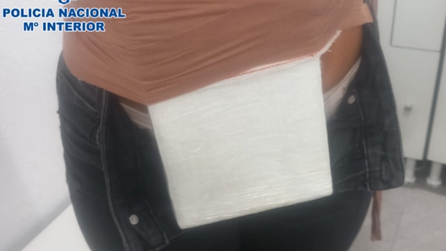 La Policía Nacional detiene a una mujer que portaba adosado a su cuerpo un kilogramo de cocaína
