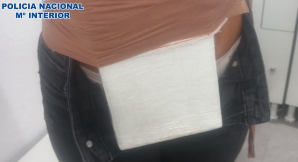 La Policía Nacional detiene a una mujer que portaba adosado a su cuerpo un kilogramo de cocaína