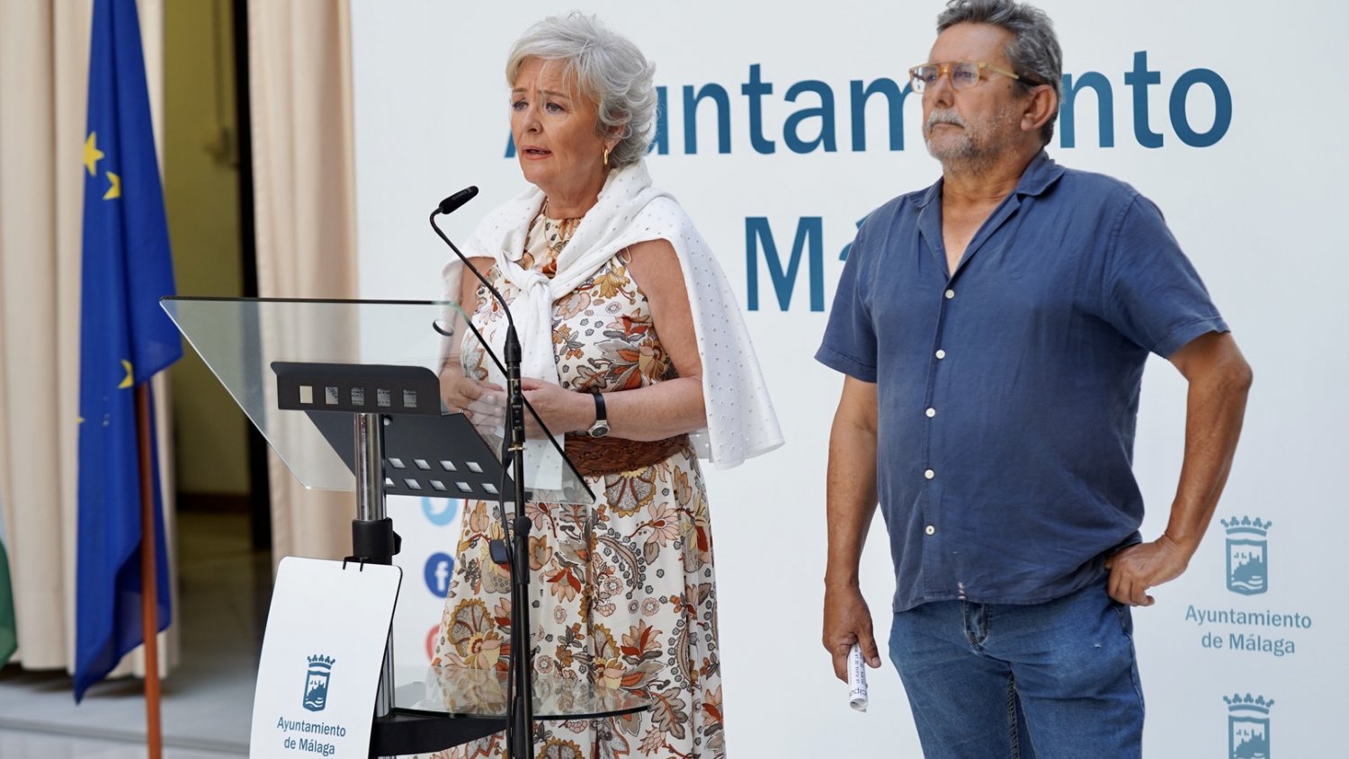 La playa de la Misericordia acoge la velada de San Juan con fuegos artificiales, música y un 'Júa' alusivo al Málaga C.F.