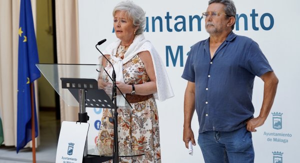 La playa de la Misericordia acoge la velada de San Juan con fuegos artificiales, música y un 'Júa' alusivo al Málaga C.F.