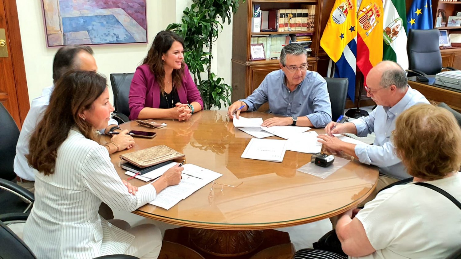Rincón de la Victoria firma un convenio de colaboración con la Asociación ADISMA para la gestión del nuevo aparcamiento público 