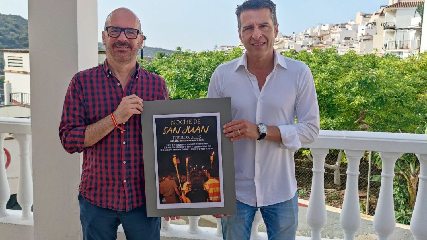 Antorchas y roscas para celebrar en Torrox su original Noche de San Juan