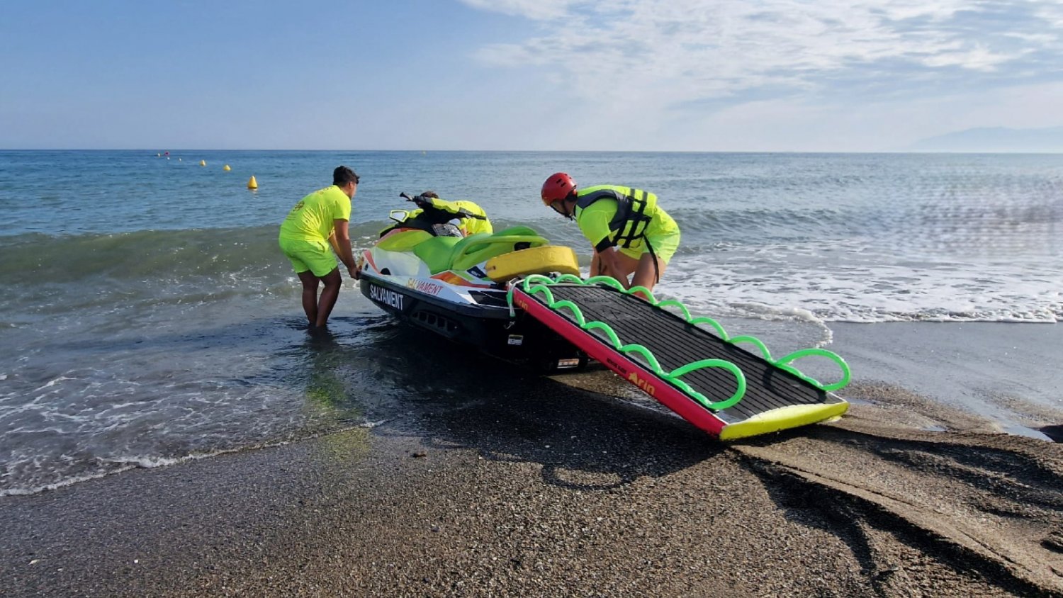 Rincón de la Victoria abre la temporada de verano con la apertura de todos los servicios de playas