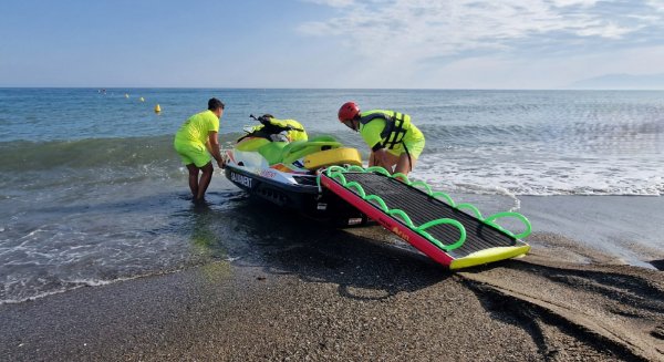Rincón de la Victoria abre la temporada de verano con la apertura de todos los servicios de playas