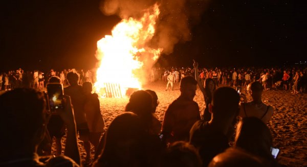 Distintas barriadas de Torremolinos se vuelcan en la celebración de San Juan