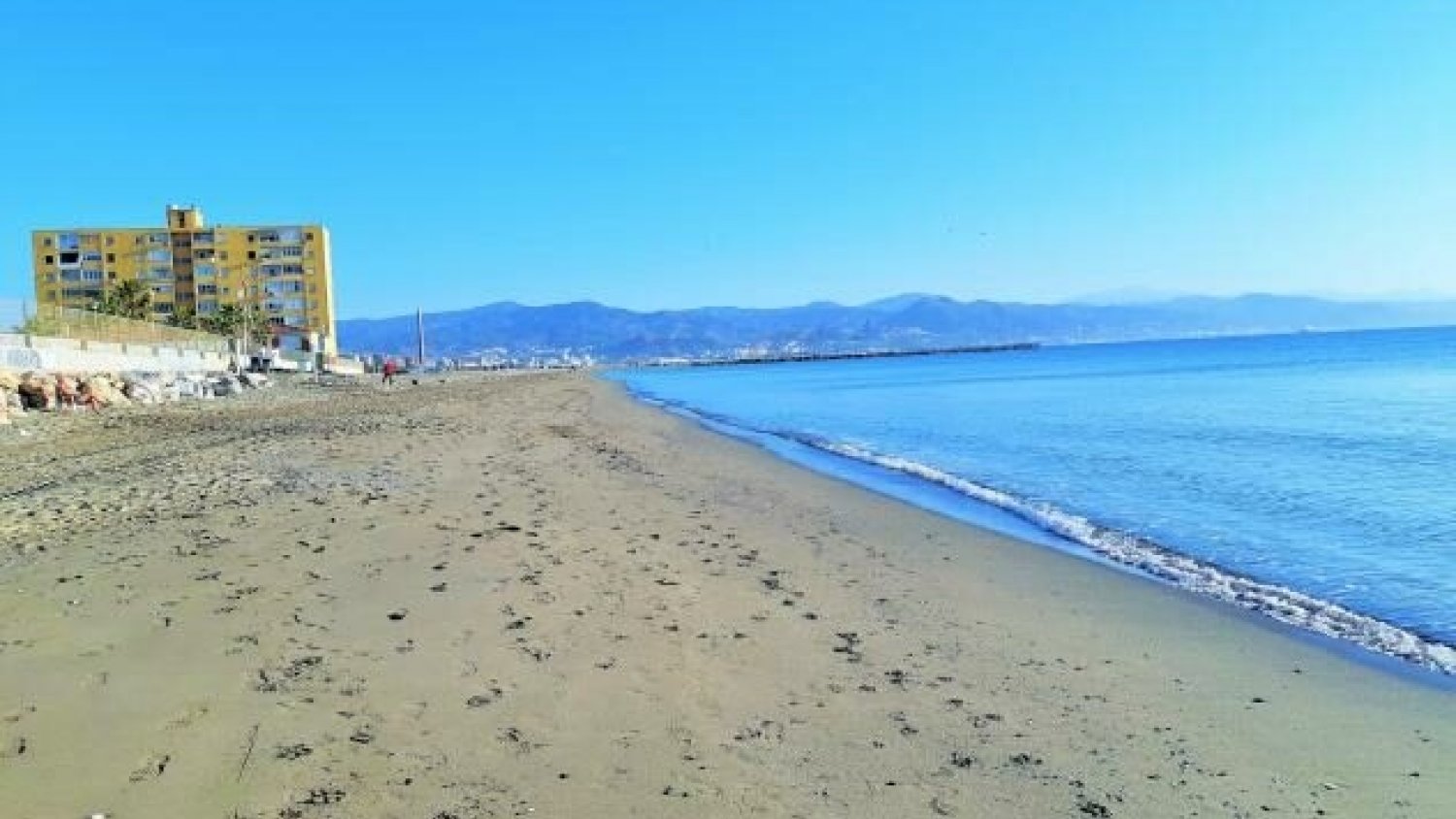 La playa de Sacaba, apta para el baño tras el dictamen de los análisis de la Consejería de Salud