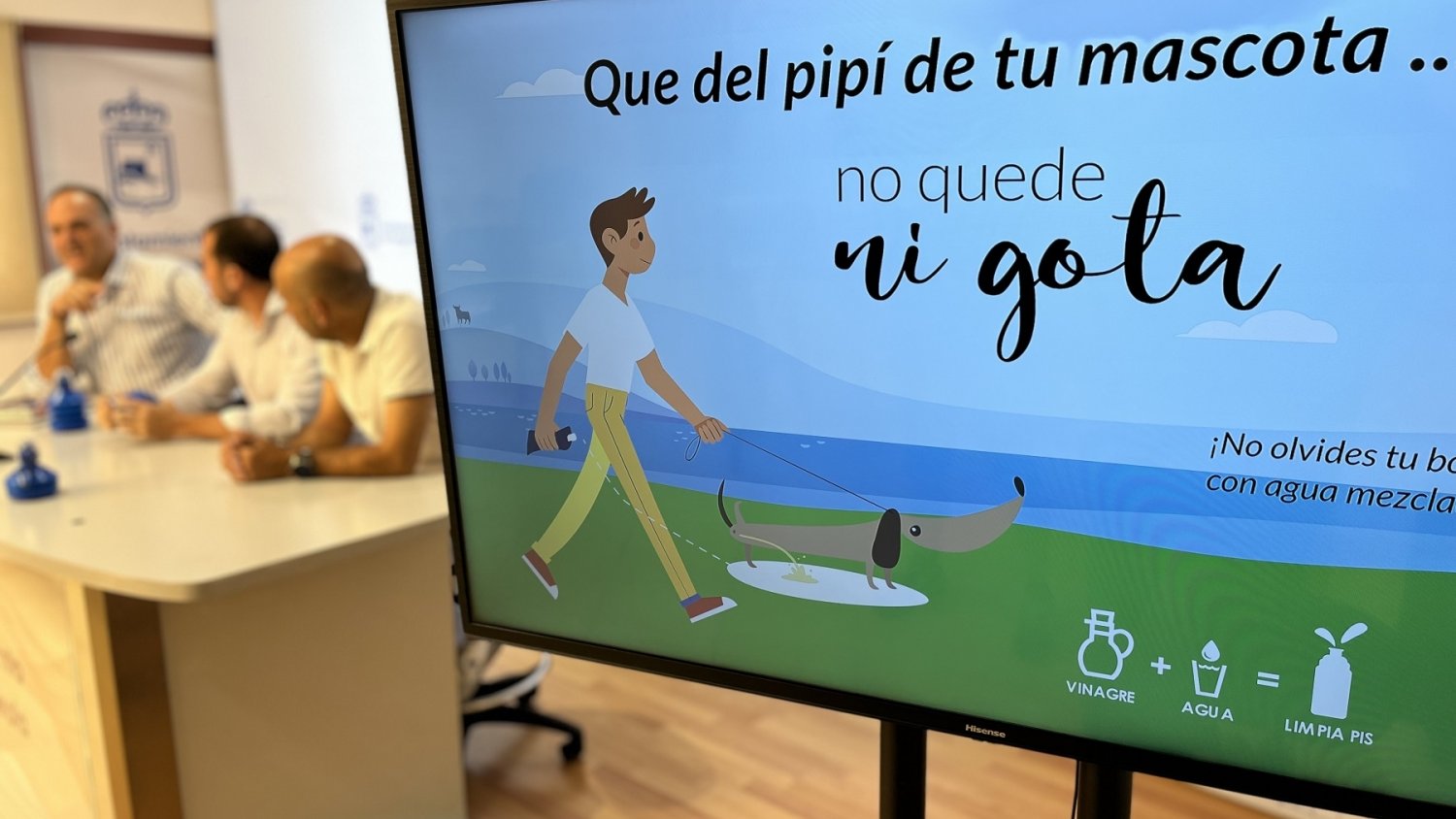Fuengirola mantiene activa la campaña para la limpieza de los orines de las mascotas en la vía pública