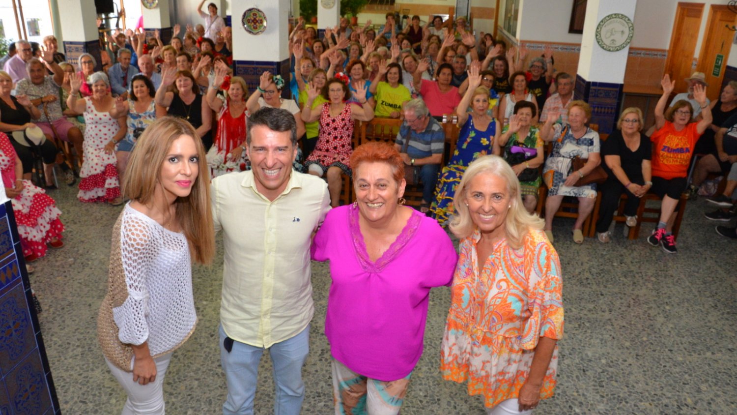 Los mayores de Torrox adelantan su celebración de San Juan