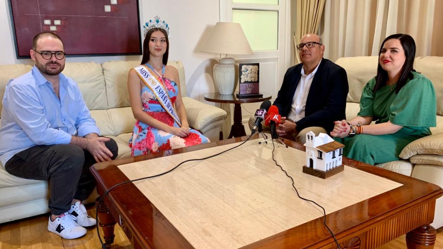El alcalde Lupiáñez recibe a Miss España, Lola Wilson, antes de su participación en el Miss Supranational