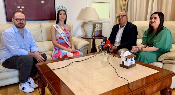 El alcalde Lupiáñez recibe a Miss España, Lola Wilson, antes de su participación en el Miss Supranational