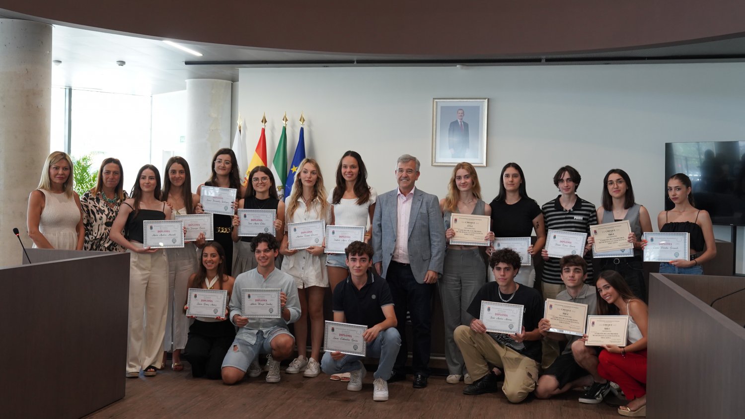 El Ayuntamiento reconoce a los 17 mejores alumnos de Bachillerato de Estepona en los X Premios a la Excelencia Educativa