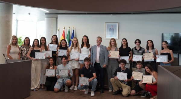 El Ayuntamiento reconoce a los 17 mejores alumnos de Bachillerato de Estepona en los X Premios a la Excelencia Educativa