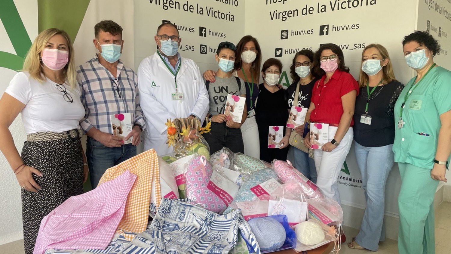 Las mujeres mastectomizadas del Hospital Clínico reciben material solidario por parte de la asociación “Un sí por la Vida”