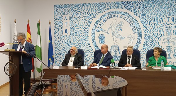 UMA.- Juan Antonio García Galindo ingresa como miembro de número en la Real Academia de Antequera