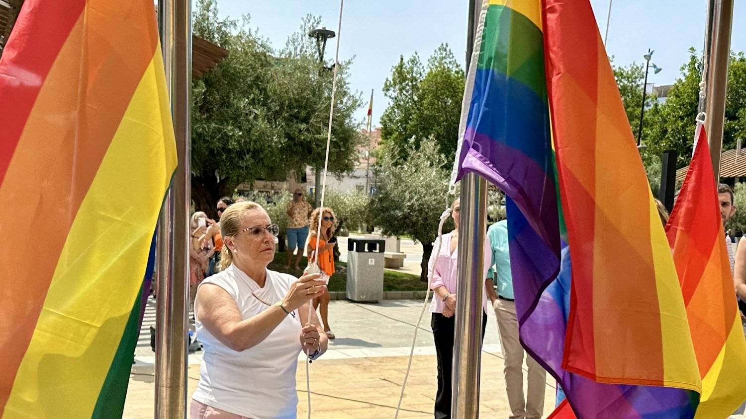 La alcaldesa da lectura a una declaración institucional con motivo del Día Internacional del Orgullo LGBTIQ+