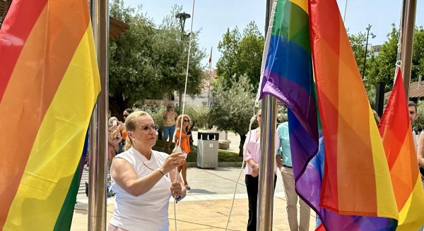 La alcaldesa da lectura a una declaración institucional con motivo del Día Internacional del Orgullo LGBTIQ+