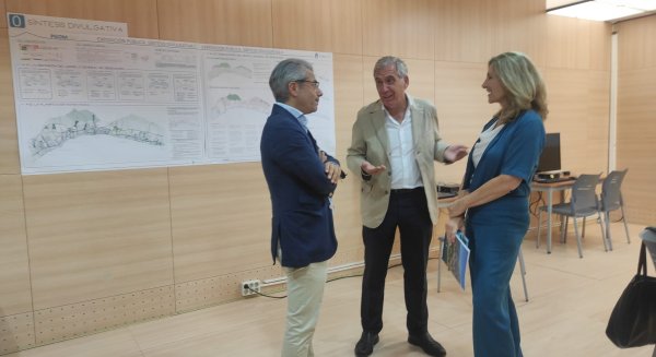 La Secretaria General de Vivienda de la Junta, Alicia Martínez, visita la oficina del PGOM