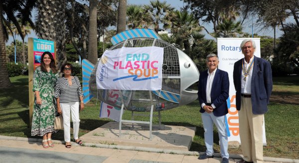 El Ayuntamiento de Marbella colabora con el Rotary Club en la instalación en el Paseo Marítimo de San Pedro 