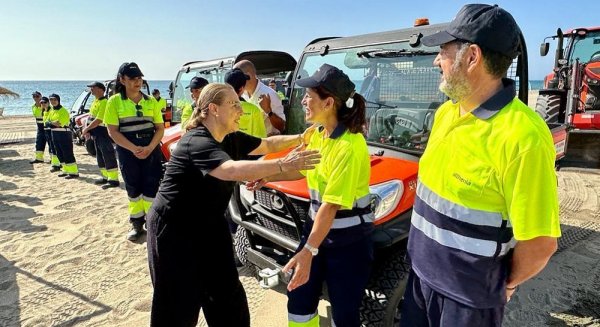 Fuengirola incrementa la excelencia de sus playas reforzando el servicio de limpieza y mantenimiento del litoral