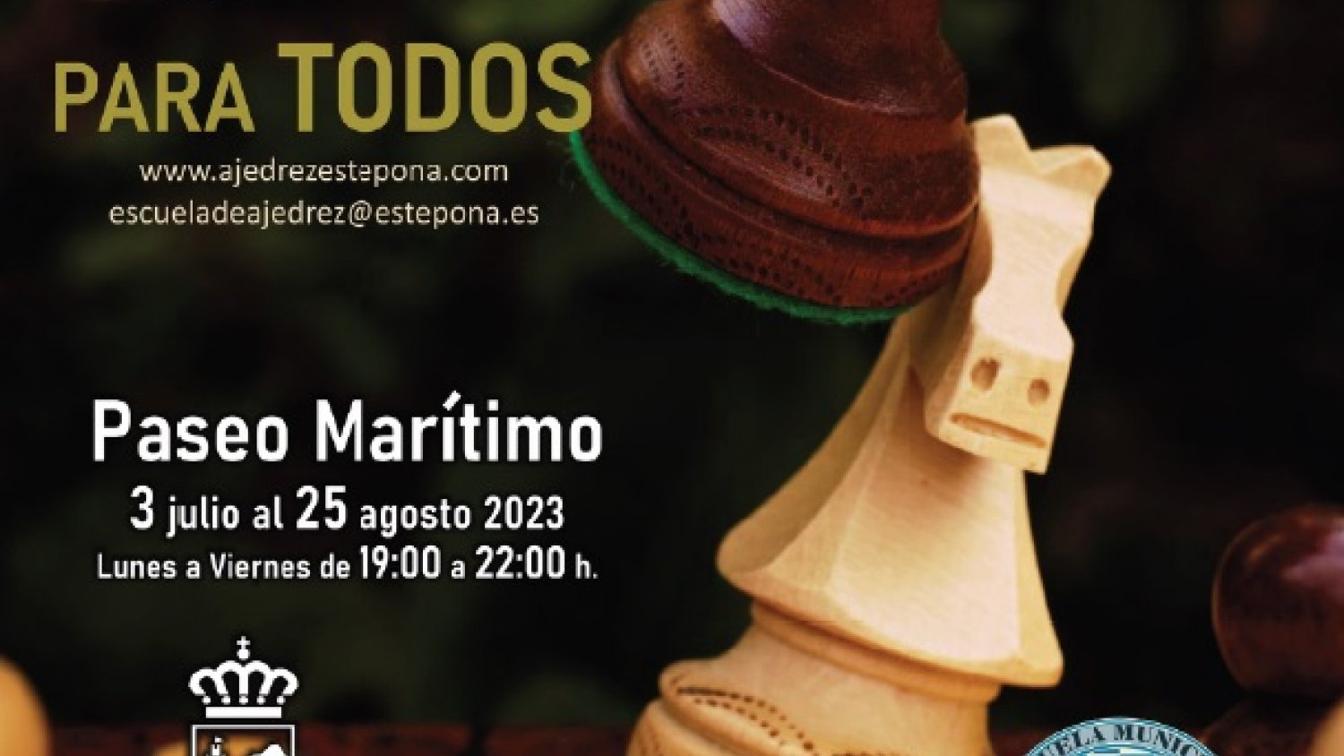El Ayuntamiento organiza partidas de ajedrez en los tableros gigantes del Paseo Marítimo durante todo el verano 
