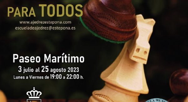 El Ayuntamiento organiza partidas de ajedrez en los tableros gigantes del Paseo Marítimo durante todo el verano 