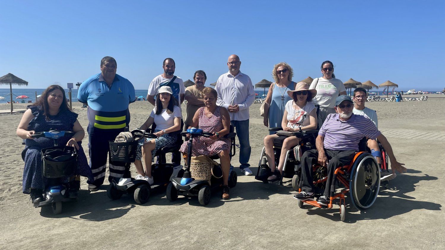 Vélez-Málaga renueva el mobiliario de sus playas adaptadas y amplía el servicio de baño asistido