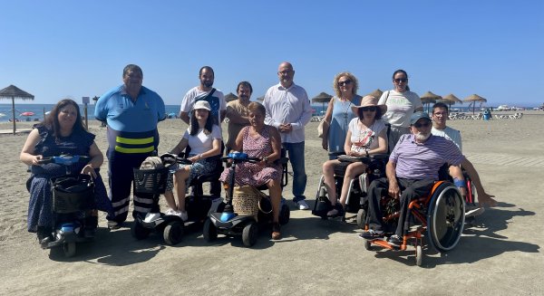 Vélez-Málaga renueva el mobiliario de sus playas adaptadas y amplía el servicio de baño asistido