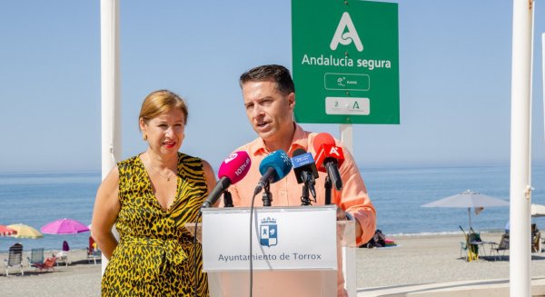 La bandera Azul ondea un verano más en las playas de Ferrara y El Morche