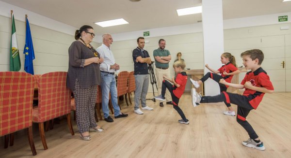 El Club Goju Ryu Torremolinos visita el Ayuntamiento tras una temporada cargada de éxitos