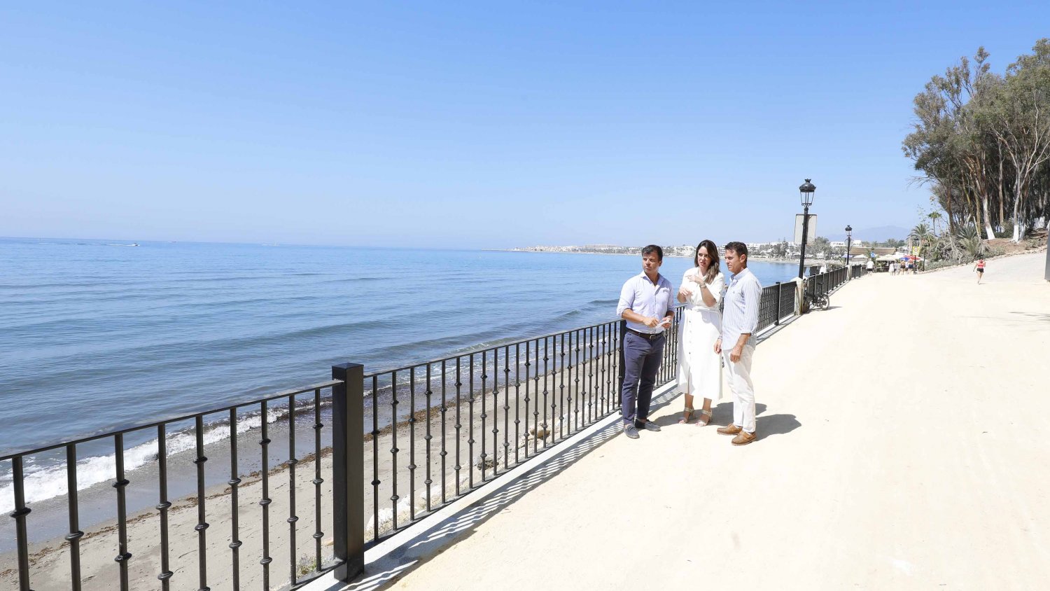 El Ayuntamiento culmina la sustitución de barandillas del Paseo Marítimo entre la playa del Ancón y el Hotel Meliá Don Pepe  