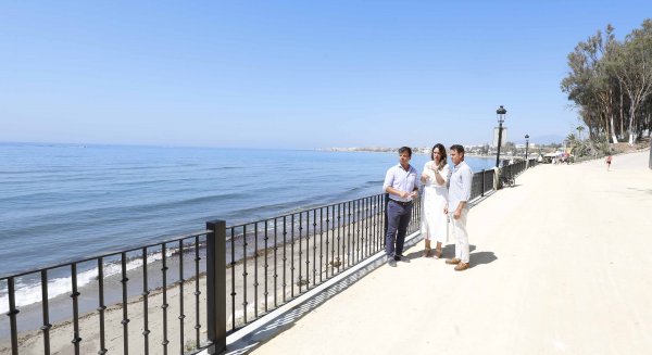 El Ayuntamiento culmina la sustitución de barandillas del Paseo Marítimo entre la playa del Ancón y el Hotel Meliá Don Pepe  