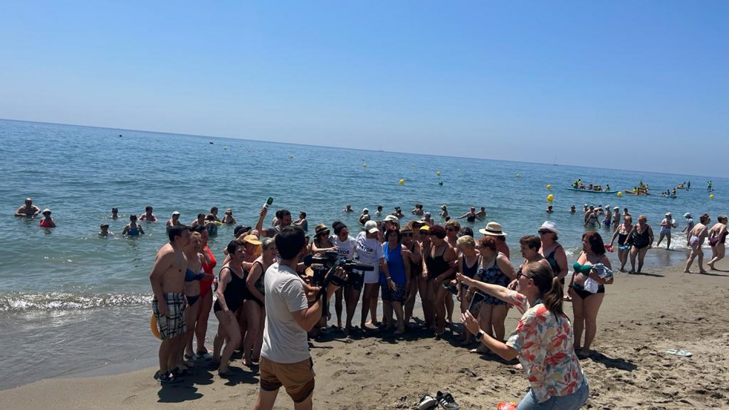 Arrancan en Fuengirola los encuentros playeros La Gramola de la Diputación con 400 mayores de toda la provincia