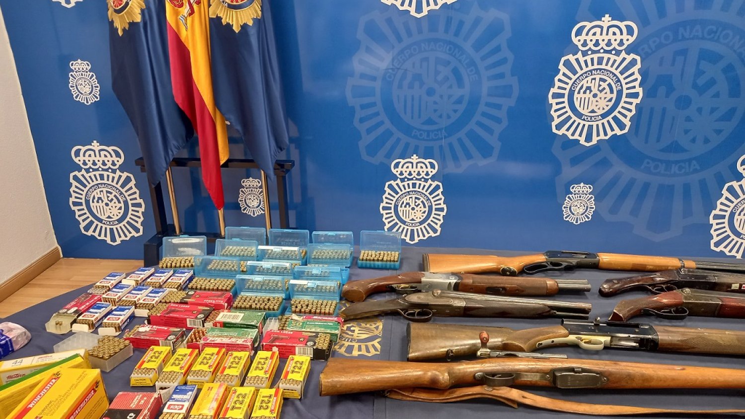 La Policía Nacional investigan el hallazgo de un arsenal de armas de fuego y munición en una vivienda de Estepona 